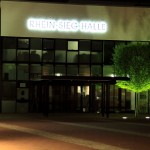 Die Rhein-Sieg-Halle bei Nacht (F/5; 2,5s)